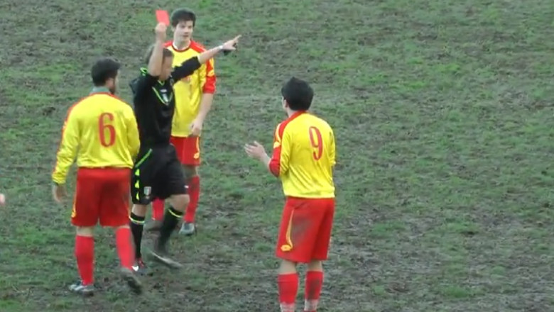 VIDEO. Un jucator a luat „rosu” dupa ce a celebrat un gol intr-un mod inedit: a spart banca de rezerve cu capul Imagine