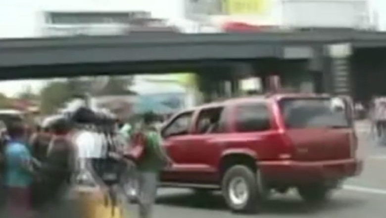 VIDEO. Un mexican intra intentionat cu masina intr-un grup de protestatari Imagine