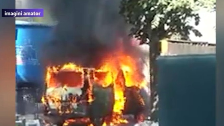 VIDEO. Un microbuz a luat foc la Timisoara, in timp ce astepta la semafor Imagine
