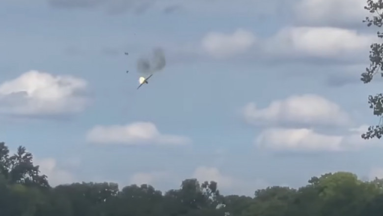 VIDEO. Un MiG-23 s-a prabusit la un show aerian de langa Detroit. Pilotii s-au catapultat in ultimul moment Imagine