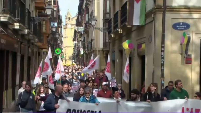 VIDEO Un nou protest in Spania fata de turismul excesiv. Sute de oameni au iesit pe strazi la San Sebastian Imagine