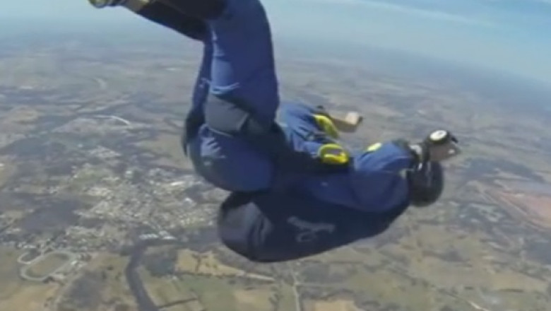 VIDEO. Un parasutist a lesinat dupa ce a sarit din avion Imagine