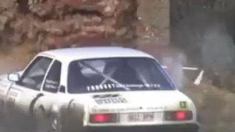 VIDEO. Un pilot de raliu a pierdut controlul masinii si s-a oprit intr-o casa Imagine