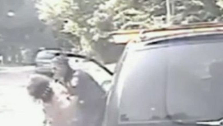 VIDEO. Un politist din SUA i-a salvat viata unei femei care se inecase la volan Imagine