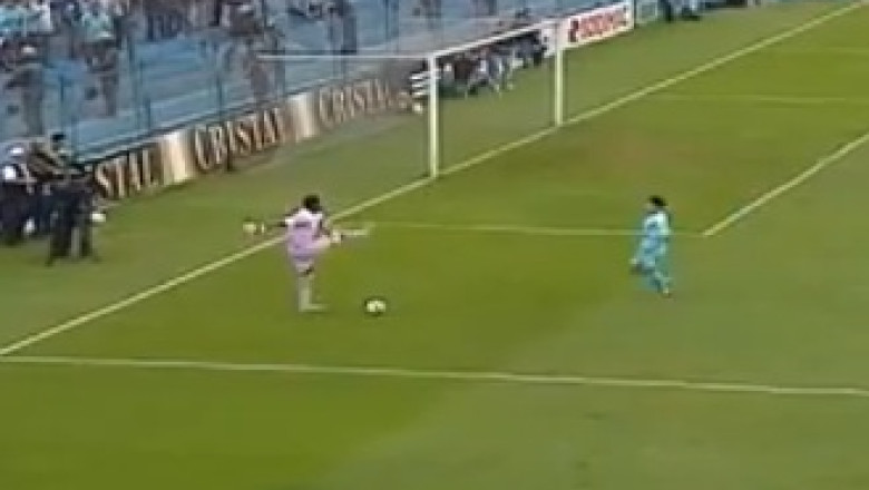 VIDEO. Un portar a vrut sa pacaleasca un adversar, dar s-a facut de ras Imagine