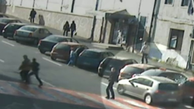 VIDEO. Un preot loveste mai multe masini si fuge de la locul accidentului Imagine