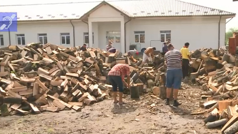 VIDEO Un primar a convocat pe Facebook asistatii social din comuna la taiat lemne Imagine