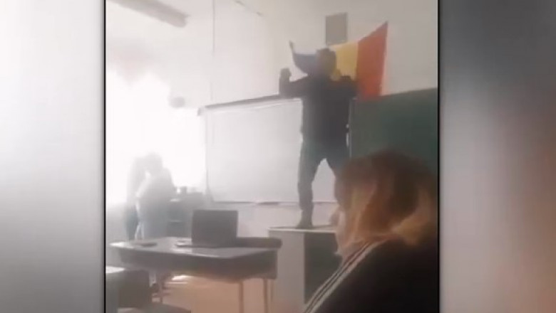 VIDEO Un profesor din Baia Mare s-a urcat pe catedra si a inceput sa danseze in fata elevilor Imagine