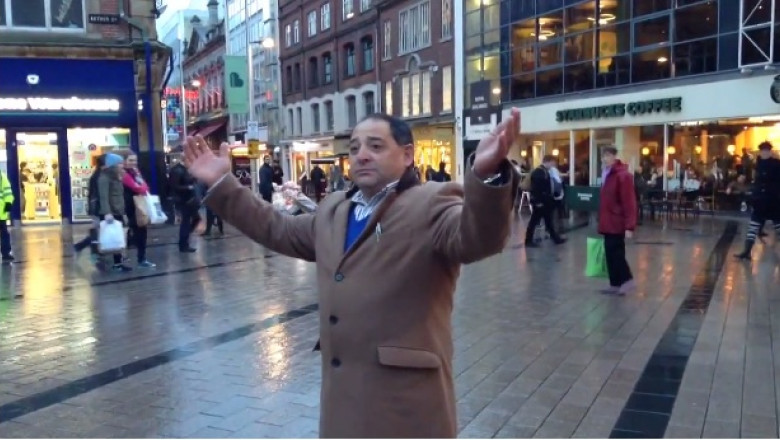 VIDEO. Un roman face senzatie pe strazile din Belfast Imagine