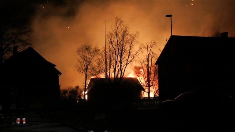 VIDEO. Un sat norvegian din patrimoniul UNESCO a fost mistuit de flacari Imagine