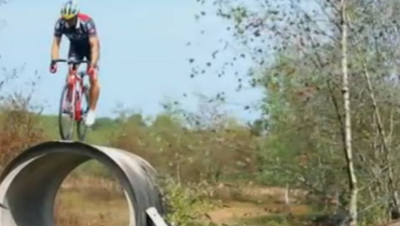 VIDEO. Un scotian urca pe trunchiul unui copac cu tot cu bicicleta Imagine