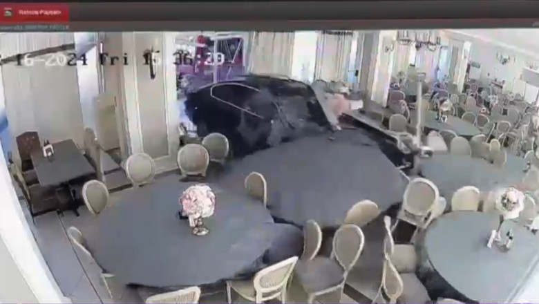 VIDEO. Un sofer a apasat din greseala pe acceleratie si a intrat cu masina intr-un restaurant Imagine