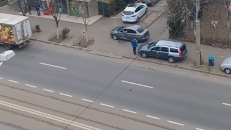 VIDEO. Un sofer a condus zeci de metri pe trotuar, dupa ce a plecat de la locul unui accident in care a fost implicat Imagine