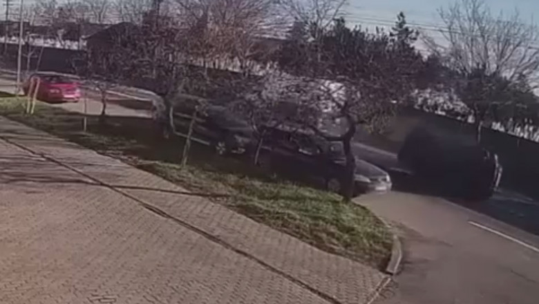 VIDEO. Un sofer care nu s-a asigurat la plecarea de pe loc a provocat un accident in care au fost avariate 5 masini Imagine