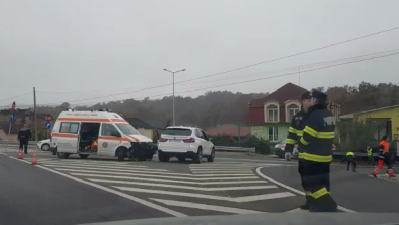 VIDEO. Un sofer de ambulanta beat a provocat un accident. Autospeciala transporta un pacient Imagine