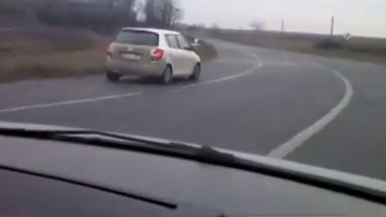 VIDEO. Un sofer merge in zig zag pe un drum din Cluj Imagine