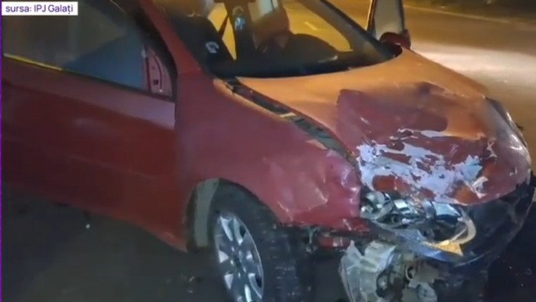 VIDEO Un tanar fara permis si cu numere false la autoturism a incercat sa scape de politisti lovindu-le masina Imagine