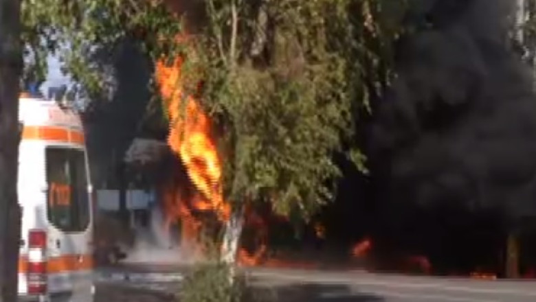 VIDEO. Un tanar se zbate intre viata si moarte, dupa ce motocicleta sa a luat foc Imagine