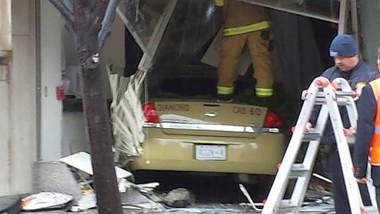 VIDEO Un taxi intra in vitrina unei banci din Washington. Doi oameni au fost raniti in accident Imagine