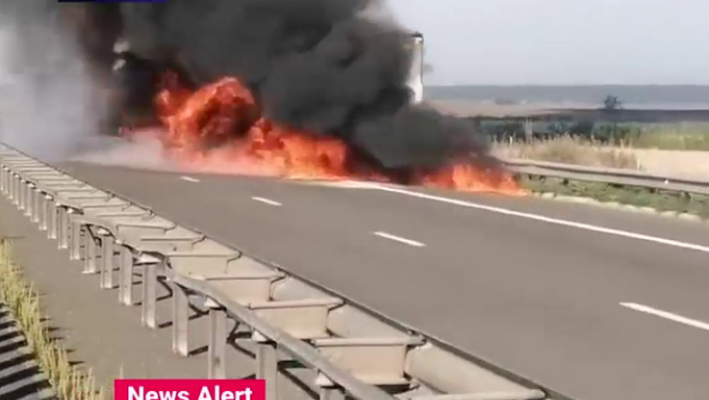 VIDEO. Un TIR a luat foc pe A2. Fumul negru se vede de la kilometri distanta Imagine