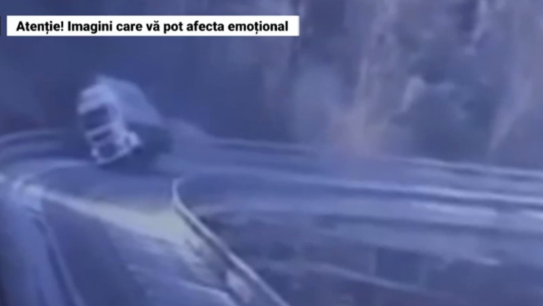 VIDEO Un TIR condus de un roman s-a prabusit in gol de la 15 metri de pe un viaduct din Italia Imagine