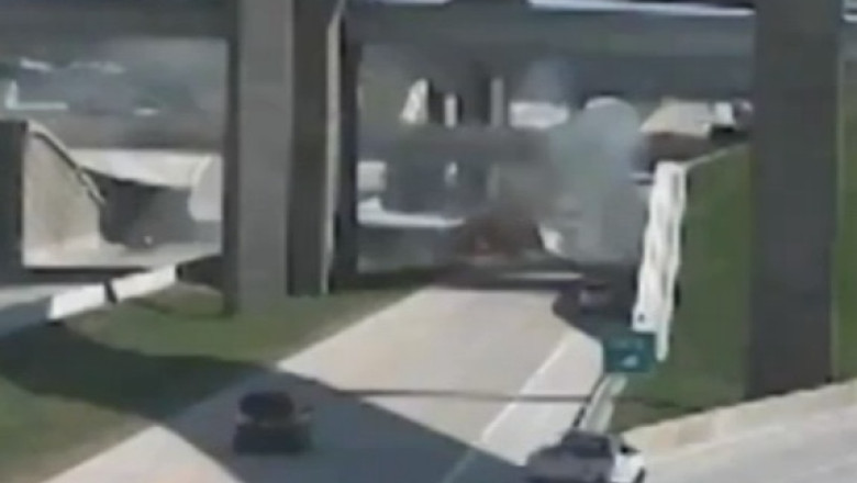 VIDEO. Un tir s-a prabusit de pe o autostrada suspendata. Soferul a murit in urma accidentului Imagine