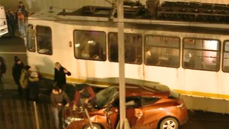 VIDEO. Un tramvai si un autoturism s-au ciocnit la iesirea din Pasajul Victoria Imagine