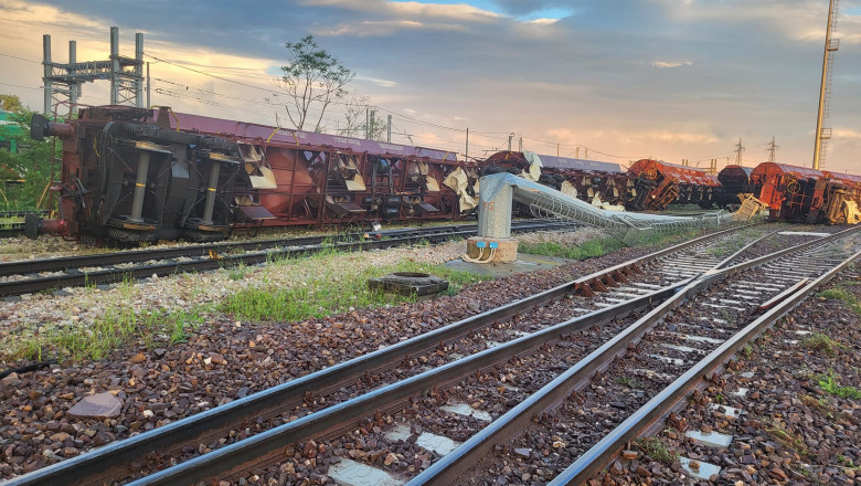 VIDEO Un tren a fost rasturnat de tornada in nordul Italiei Imagine