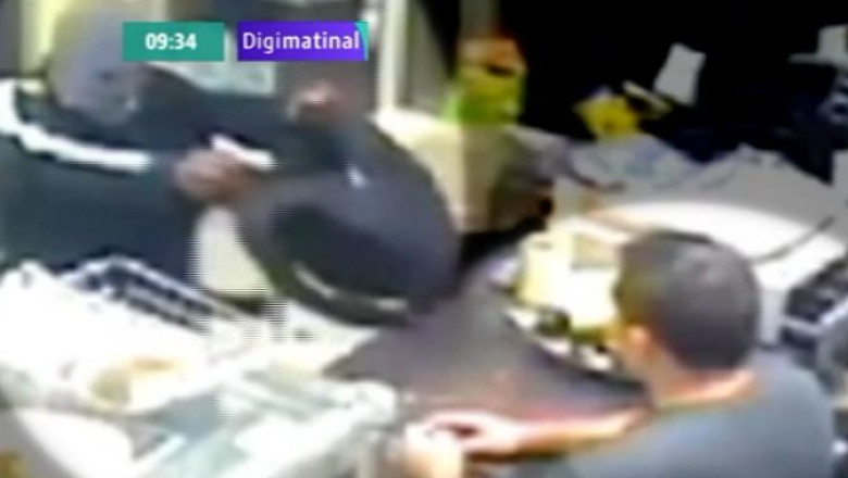 VIDEO. Un vanzator din New York s-a aparat de un hot cu o maceta Imagine