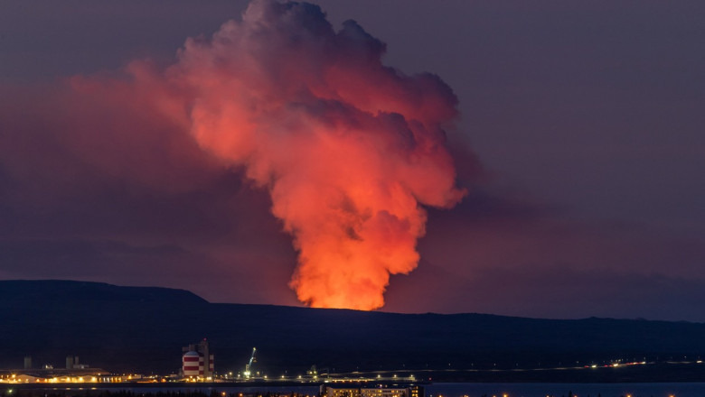 VIDEO Un vulcan a erupt langa capitala Islandei. Locuitorii din zona au fost evacuati Imagine