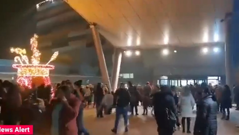 VIDEO. Unul dintre cele mai mari mall-uri din Bucuresti a fost evacuat de urgenta Imagine