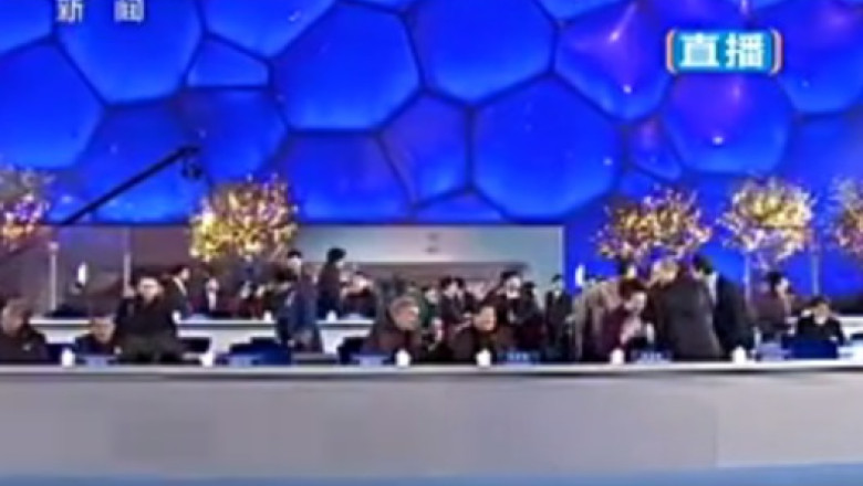 VIDEO. V. Putin i-a scandalizat pe chinezi, dupa ce a acoperit cu o patura umerii Primei Doamne a Chinei Imagine