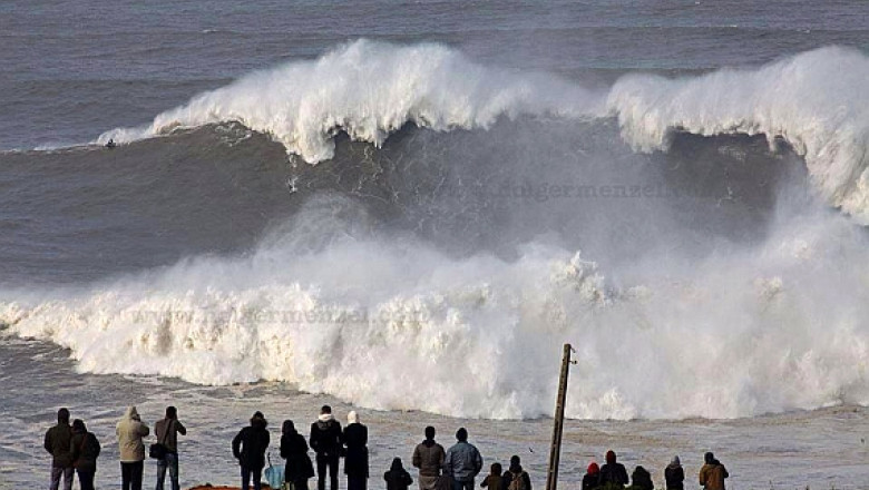 VIDEO Val urias in Portugalia. Un surfer bate recordurile: 25 de metri inaltime Imagine