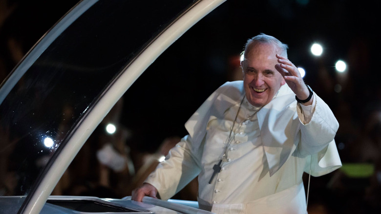 VIDEO. Vantul l-a lasat pe Papa in capul gol Imagine