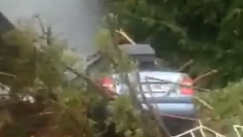 VIDEO. Viitura in Mehedinti. O masina a fost luata de ape Imagine