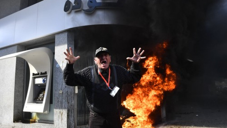 VIDEO Violente in Liban: Banci atacate si incendiate la Beirut de oameni furiosi din cauza banilor blocati Imagine