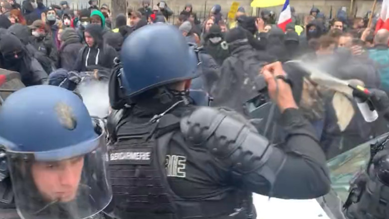 VIDEO. Violente la Paris intre sindicalisti si politie. Zeci de mii de francezi protesteaza fata de marirea varstei de pensionare Imagine