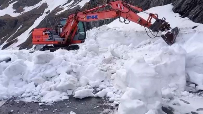 VIDEO Zapada de peste 3 metri pe Transfagarasan. Cand ar putea fi redeschis traficul Imagine