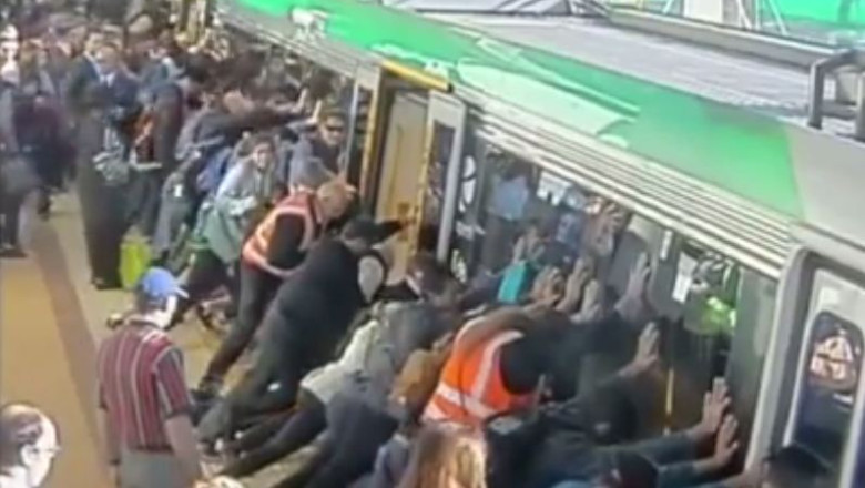 VIDEO. Zeci de oameni au inclinat vagonul unui metrou pentru a salva un om captiv Imagine