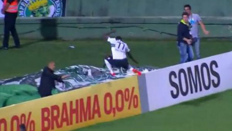 Videoclipul zilei. Un fotbalist a vrut sa celebreze golul marcat alaturi de fani, dar a cazut intr-o groapa Imagine