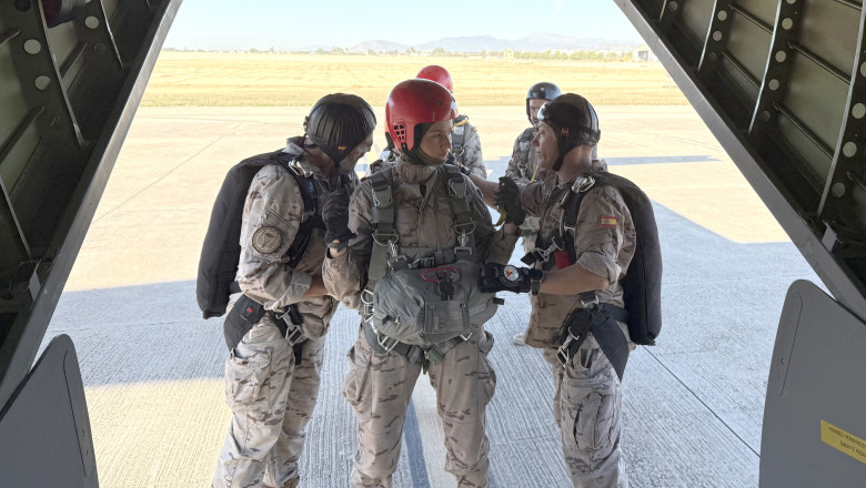 Viitoarea regina a Spaniei, printesa Leonor, a primit insigna de parasutist dupa finalizarea pregatirii militare
