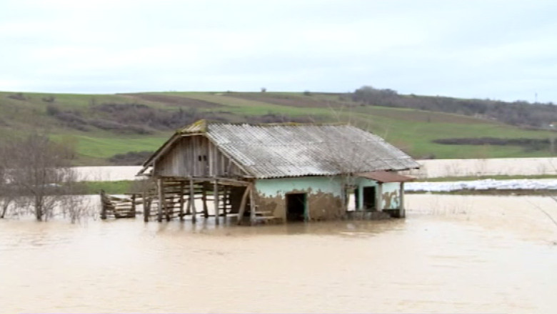 Viitura a facut prapad la Neamt. Un barbat a pierit luat de ape si zeci de gospodarii au fost inundate Imagine