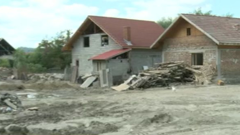 Viitura a trecut, problemele au ramas. Sinistratii stau in adaposturi improvizate, iar autoritatile locale inca asteapta banii de la Guvern  Imagine