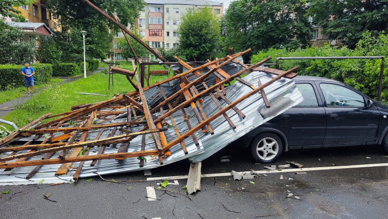 Vijelie puternica in Hunedoara. Acoperisuri smulse de vant, masini avariate si mai multe drumuri din judet, blocate de copacii cazuti Imagine