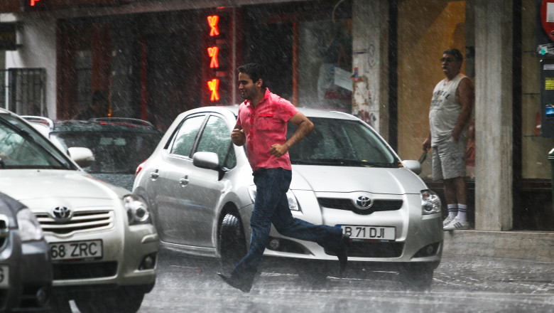 VIJELII SI GRINDINA IN tARA. Bucuresti - mai multe persoane ranite, 750 de apeluri la 112 in 45 de minute Imagine