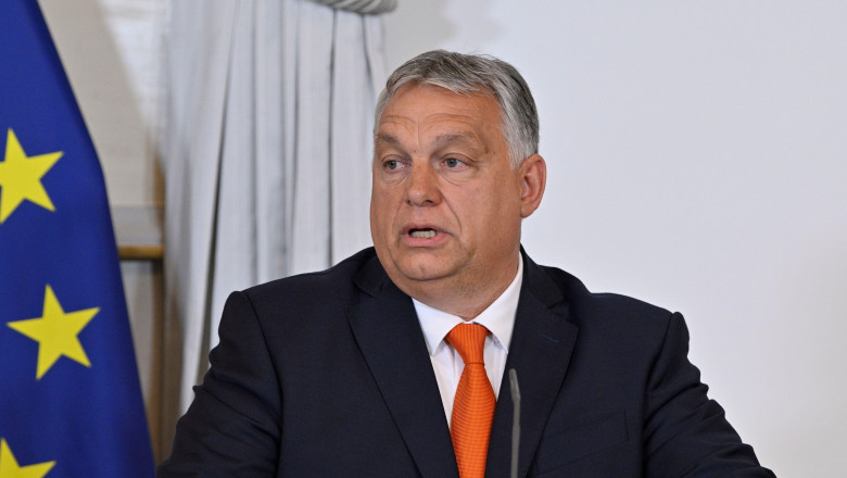 Viktor Orban a fost salvat de un jurnalist inainte sa se scufunde cu o barca gonflabila in Croatia Imagine