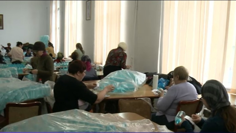 Vine Boboteaza. Zeci de voluntari muncesc la etichetarea sticlelor pentru aghiasma Imagine