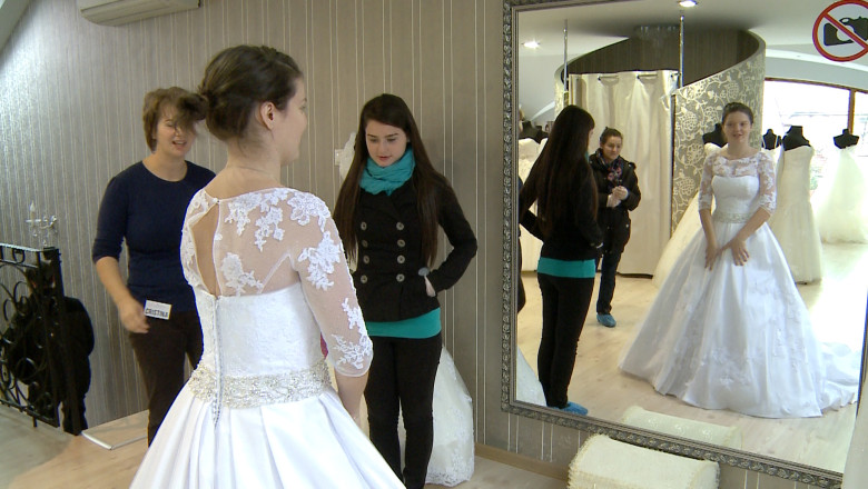 Vinerea reducerilor la rochiile de mireasa. Un salon a atras viitoarele mirese cu reduceri substantiale Imagine