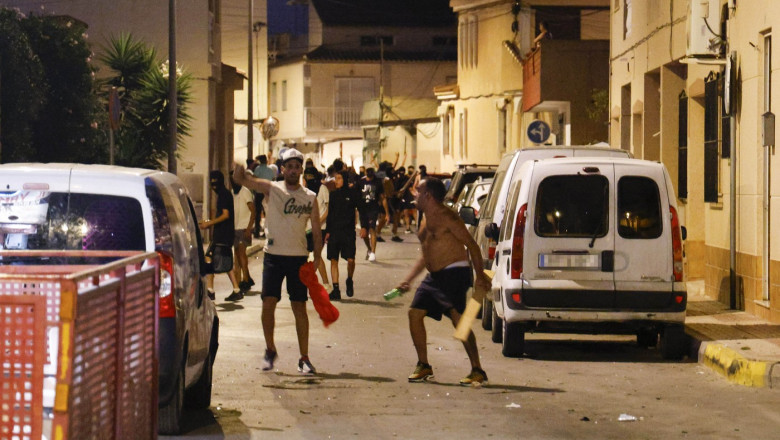Violente anti-imigranti intr-un oras din Spania. Zeci de tineri ultrasi au iesit in strada. Localitatea e in stare de alerta Imagine