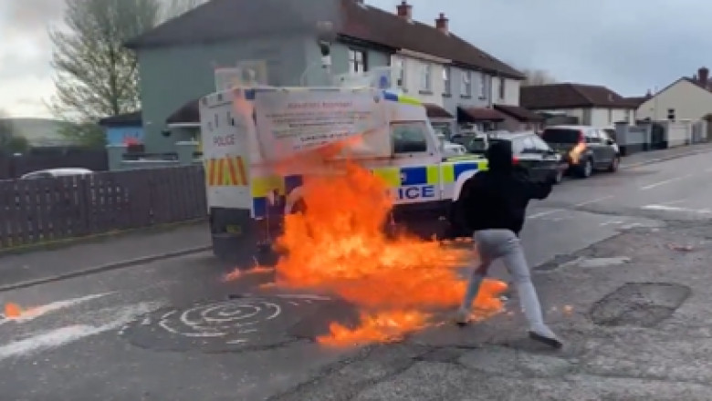 Violente de strada in Irlanda de Nord, inaintea vizitei lui Biden. Manifestantii au atacat cu cocktailuri Molotov o masina de politie Imagine